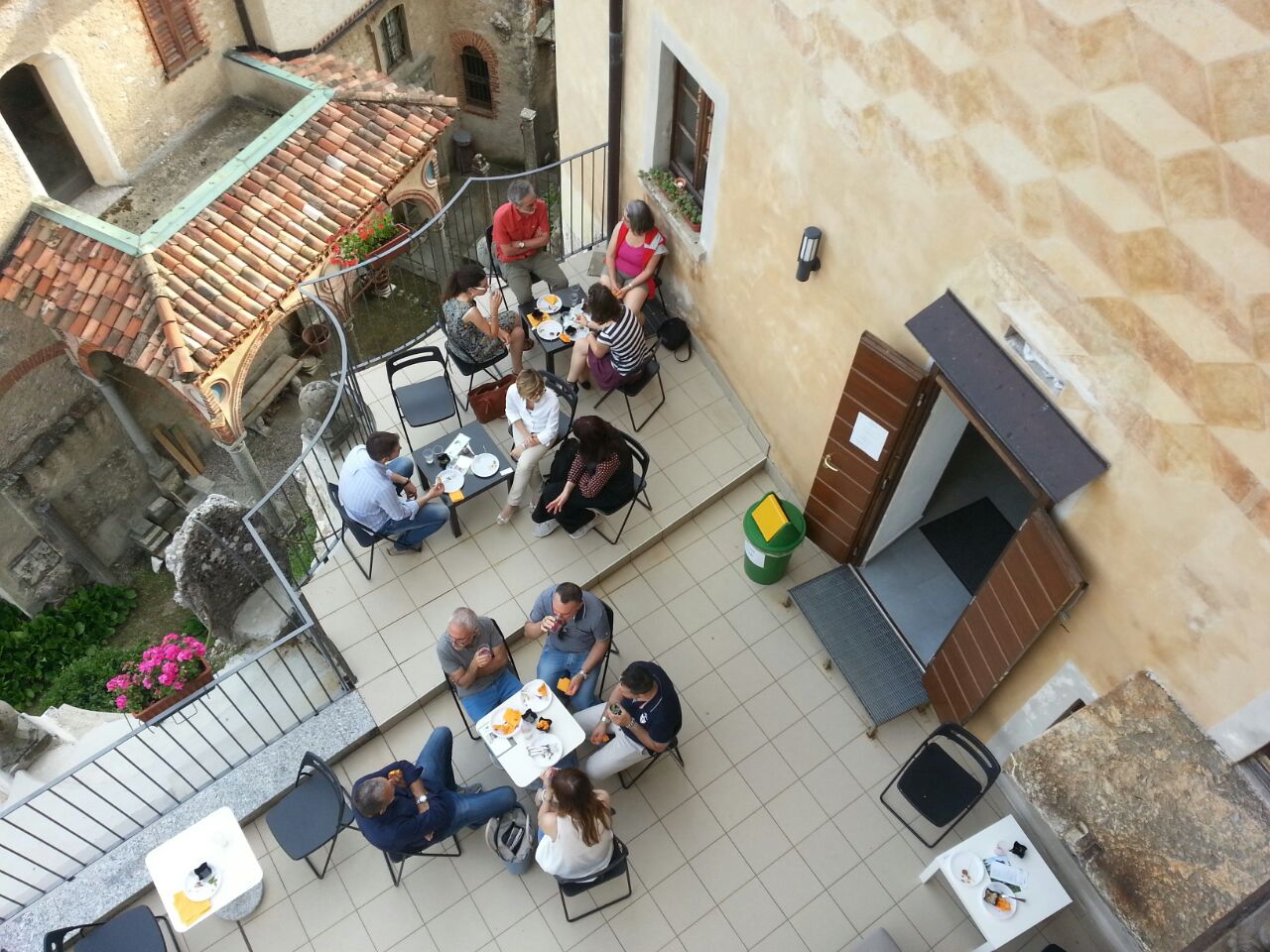 Aperitivo sul terrazzo della Casa Museo Lodovico Pogliaghi al Sacro Monte di Varese