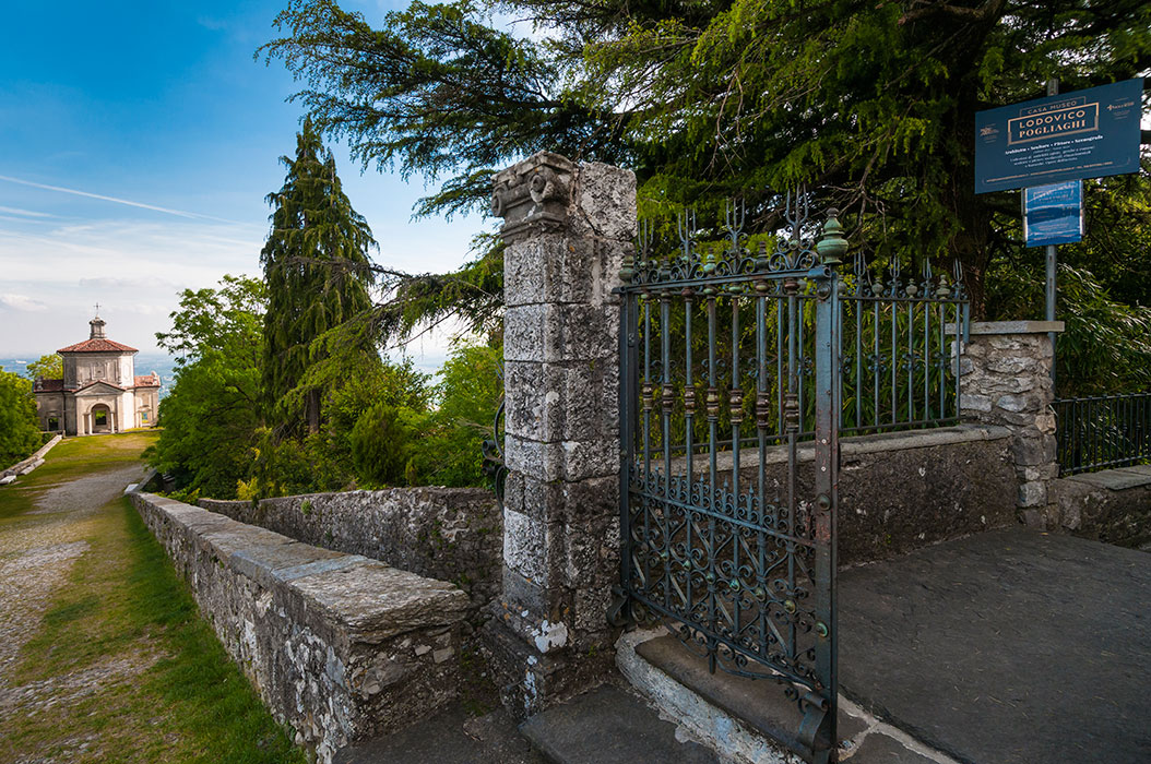 L’ingresso al giardino ed alla casa affaccia direttamente sul Viale delle cappellre