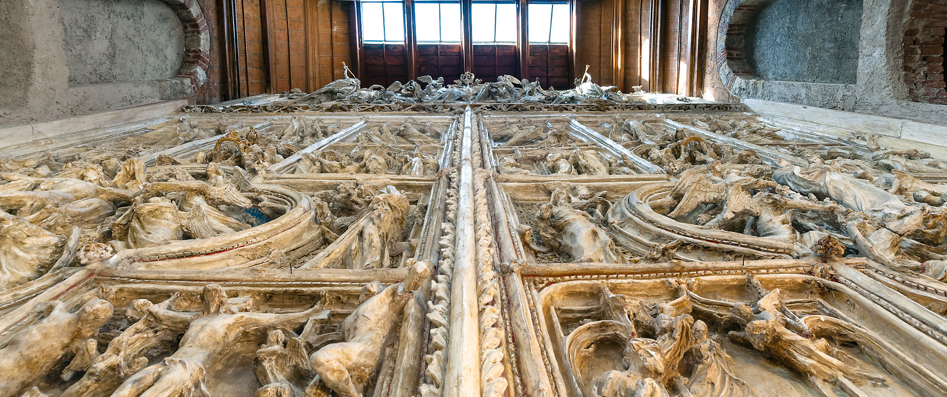 L’originale in gesso della porta del Duomo di Milano nella 