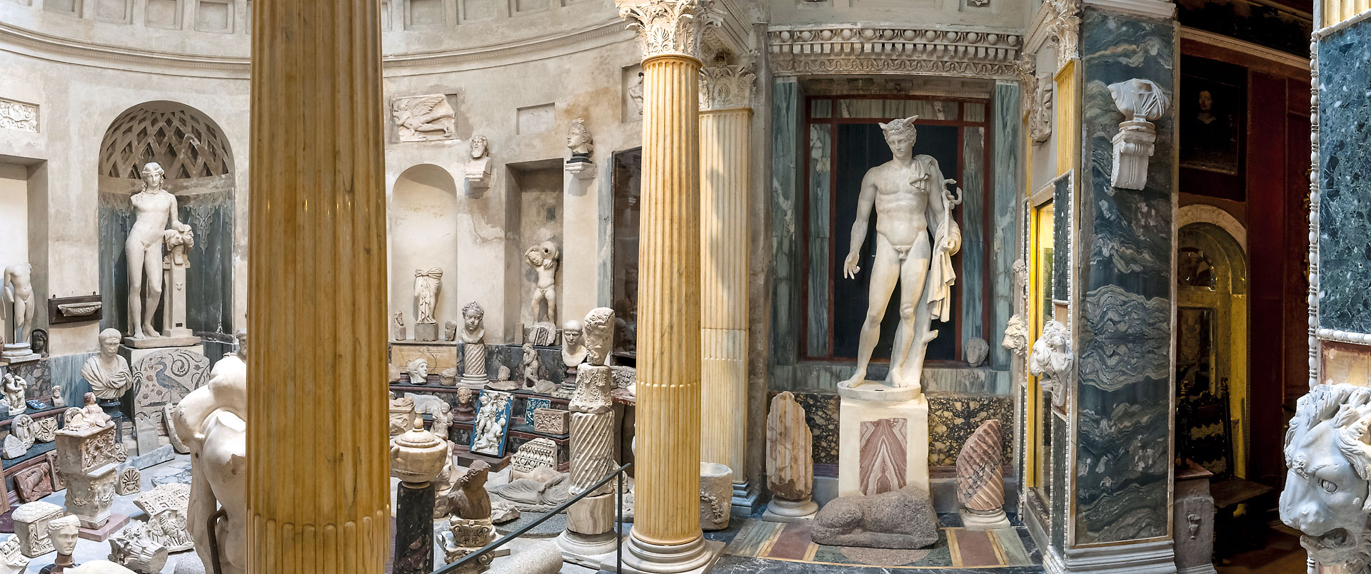 La Villa come sede del Museo Pogliaghi: Nell'esedra dei marmi antichi vi sono testimonianze originali greche, etrusche e romane, in una nicchia una scultura, Prometeo, realizzata da Lodovico Pogliaghi. La casa, laboratorio, museo è ora proprietà della Biblioteca Ambrosiana.